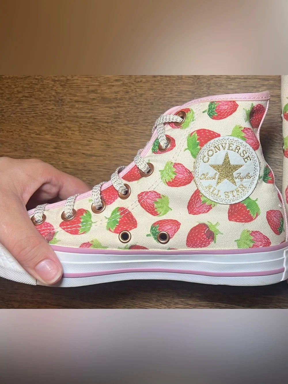 Converse Chuck Taylor All Star Strawberry Print Sneakers Women’s 7 Pink Canvas